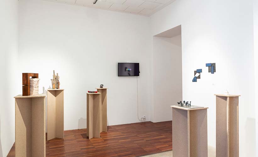 zdjęcie z wystawy biennale małej formy rzeźbiarskiej
