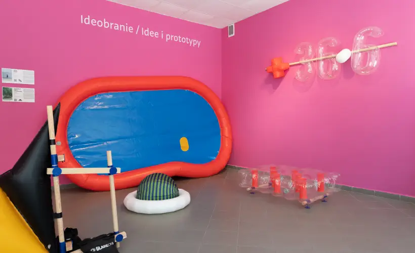 zdjęcie z wystawy Laboratorium badań nad szczęściem