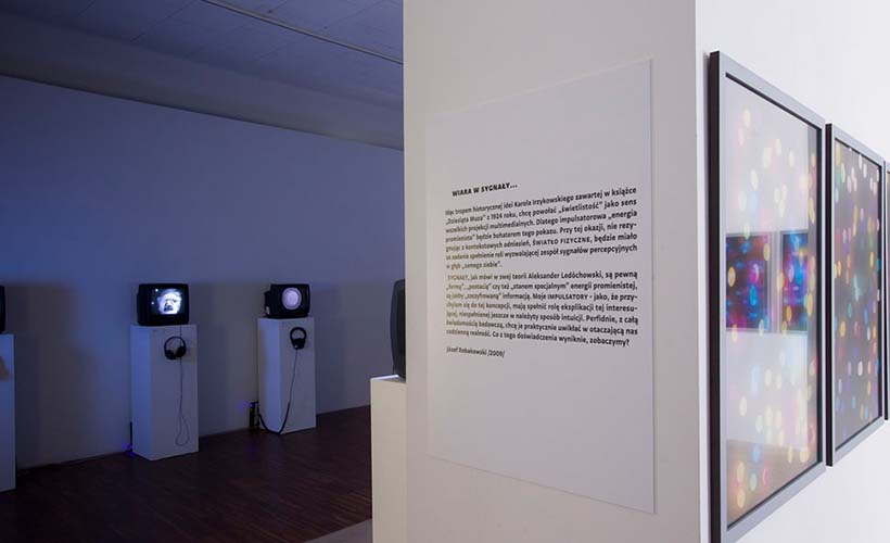 zdjęcie z wystawy sygnały w świetle koloru