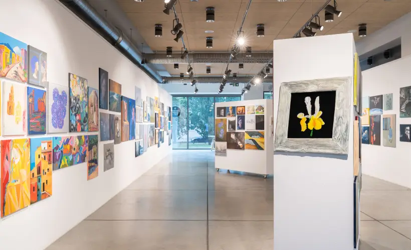 zdjęcie z Wystawy prac Uczestniczek i Uczestników Uniwersytetu Artystycznego Trzeciego Wieku