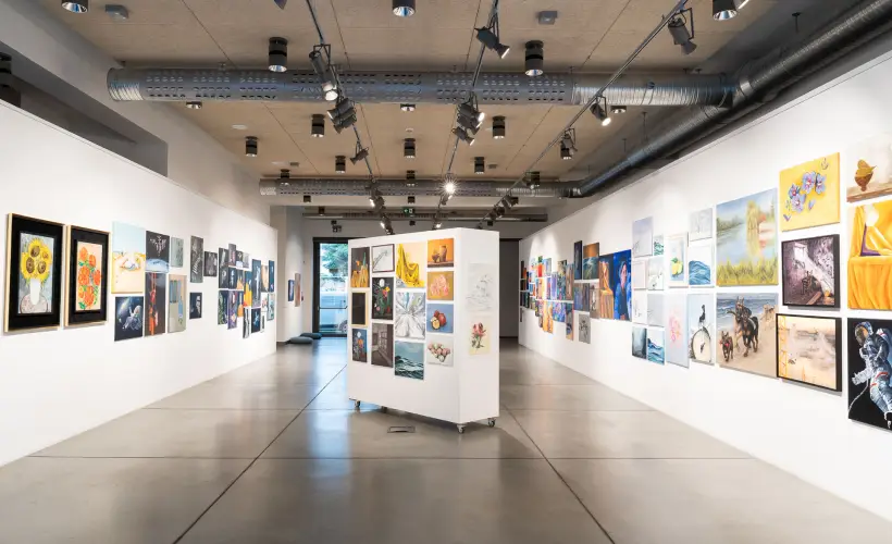 zdjęcie z Wystawy prac Uczestniczek i Uczestników Uniwersytetu Artystycznego Trzeciego Wieku