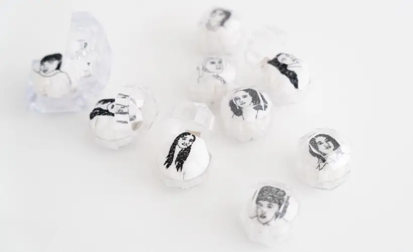 zdjęcie z wystawy Mała Forma Tekstylna “SPOGLĄDANIE”